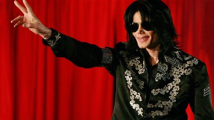 Le chanteur Michael Jackson, lors d'une de ses derni&egrave;res apparitions publiques, le 5 mars 2009, lors d'une conf&eacute;rence de presse &agrave; Londres (Royaume-Uni). (CARL DE SOUZA / AFP)