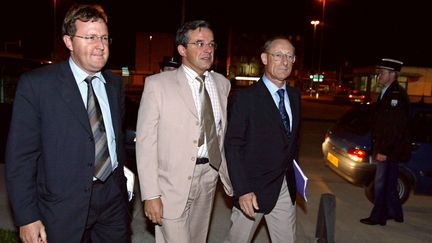 Eric Diard (à gauche sur la photo), Thierry Mariani (au milieu) et Didier Julia (à droite) à leur retour d'Irak, à l'aéroport du Bourget, le 17 septembre 2002. (MEHDI FEDOUACH / AFP)