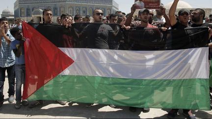 Des Palestiniens brandissant leur drapeau national à Jérusalem. (AFP/ Ahmad Gharabli)