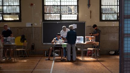 Un bureau de vote à Barcelone (Espagne), le 23 juillet 2023, pour les élections législatives. (ALEXANDRE BRE / HANS LUCAS / AFP)