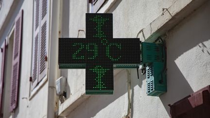 Une pharmacie de Saint-Jean-de-Luz (Pyrénées-Atlantiques) affiche 29°C, le 10 septembre 2023. (THIBAUT DURAND / HANS LUCAS / AFP)