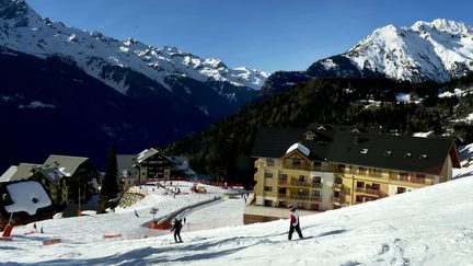 Des skieurs sur le domaine de l'Alpe d'Huez, le 16 mars 2018. (PHILIPPE JUSTE / MAXPPP)