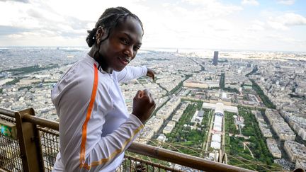 La judoka Clarisse Agbegnenou sur la Tour Eiffel pointe l'Arena du Champs-de-Mars où se déroulent les épreuves de judo des Jeux olympiques de Paris, le 15 juillet 2024. (PARIS 2024 / VIA AFP)