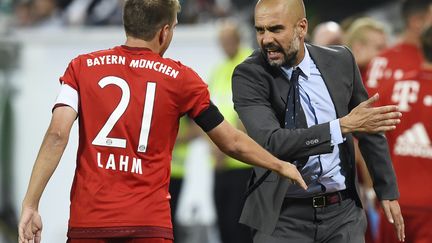 Pep Guardiola, l'entraîneur du Bayern Munich, et son capitaine Philip Lahm. (TOBIAS SCHWARZ / AFP)