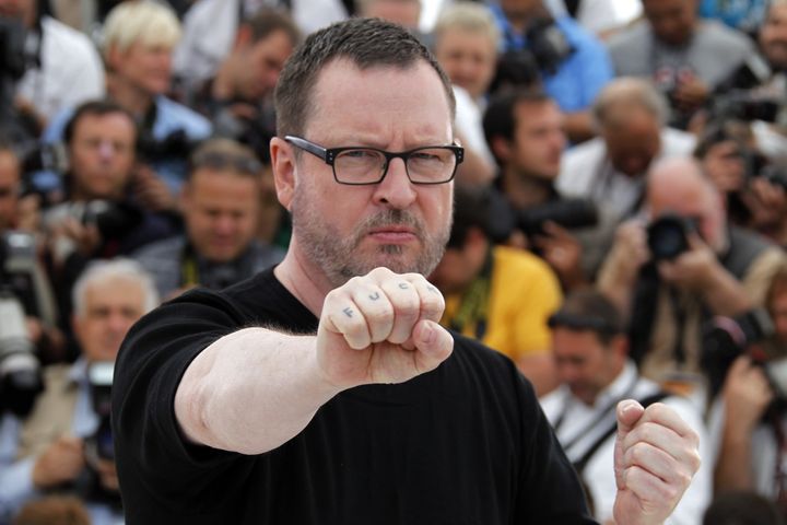 Lars Von Trier, adepte de la provocation, est en compétition pour son film "The House that Jack built". Ici, en 2011, avant la projection de "Mélancholia", montrant son tatouage plus qu'explicite.
 (Bénédicte REY / AFP)