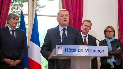 De gauche &agrave; droite, le ministre de l'Agriculture St&eacute;phane Le Foll, le Premier ministre Jean-Marc Ayrault, le ministre de l'Agroalimentaire&nbsp;Guillaume Garot et la ministre de la d&eacute;centralisation, Marylise Lebranchu, le 16 octobre 2013 &agrave; Matignon. (MARTIN BUREAU / AFP)