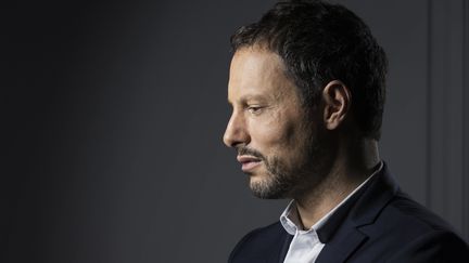 L'animateur de radio et télévision Marc-Olivier Fogiel pose à Paris le 16 septembre 2016. (JOEL SAGET / AFP)