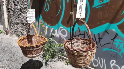 Les paniers solidaires fleurissent dans les vicoli de Naples, "celui qui peut donne, celui qui ne peut pas prend". (BRUCE DE GALZAIN / RADIO FRANCE)