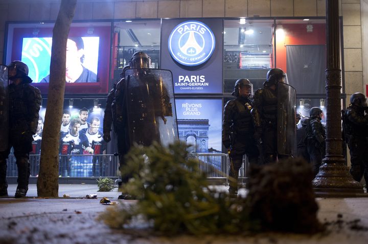 Des CRS prot&egrave;gent la boutique du PSG sur les Champs-Elys&eacute;es, &agrave; Paris, mercredi 7 mai. (KENZO TRIBOUILLARD / AFP)