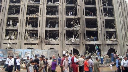 L'un des deux attentats qui ont frappé Bagdad le 25 octobre 2009: ici celui qui a touché le ministère de la Justice (© AFP - KHALIL AL-MURSHIDI)