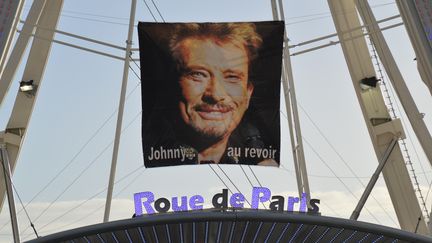 Un portrait de Johnny Hallyday, mort mercredi 6 décembre 2017, affiché sur la Grande Roue de Paris, le 8 décembre 2017.&nbsp; (ALPHACIT NEWIM / CITIZENSIDE / AFP)