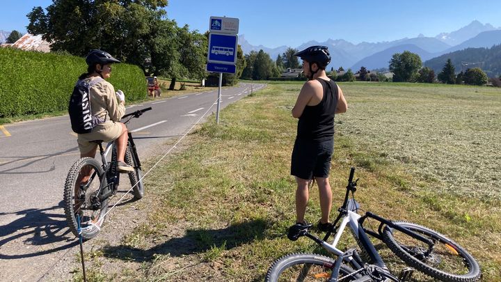 Julien Chenal est accompagnateur en moyenne montagne, il encadre toute l'année des balades en VTT électrique.  (INGRID POHU / RADIOFRANCE)