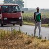 Un travailleur immigré marche près de Foggia (Italie), le 8 août 2018,&nbsp;pendant la manifestation organisée après la mort de seize cueilleurs&nbsp;de tomates, lors de&nbsp;deux accidents de la route. (ROBERTO D'AGOSTINO / AFP)