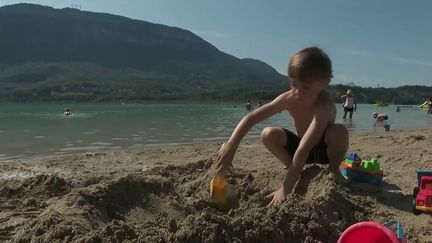 Savoie : les touristes profitent du retour du soleil au lac d’Aiguebelette