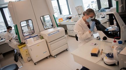 Des biologistes de l'OSE, un laboratoire pharmaceutique de recherche sur l'immunothérapie, travaillent sur un vaccin contre le Covid-19, à Nantes, en mars 2021. (LOIC VENANCE / AFP)