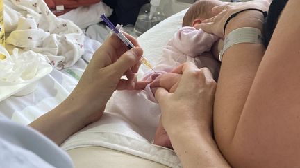 A nurse administers a vaccine, a preventative treatment for bronchiolitis, at the Jeanne de Flandres hospital in Lille. Illustrative photo. (STEPHANE BARBEREAU / RADIO FRANCE)