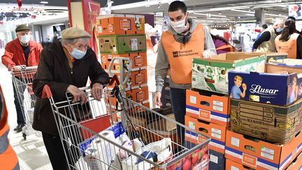 Rennes, le 27 novembre 2020. Le&nbsp;centre commercial des Longs Champs à l'occasion des journées nationales de collecte de la Banque Alimentaire, le 27 et 28 novembre 2020. (THOMAS BREGARDIS / OUEST FRANCE / MAXPPP)