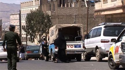 Dans cette rue de Sanaa, une voiture de l'ambassade britannique a été attaquée (6 octobre 2010) (AFP)