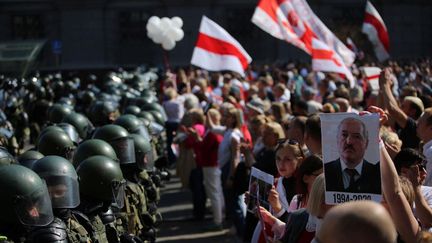 Des manifestants face aux forces de l'ordre, à Minsk, en Biélorussie, dimanche 30 août 2020.&nbsp; (REUTERS)