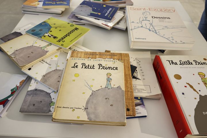 Plusieurs exemplaires du livre "Le Petit Prince" lors d'une exposition de diverses éditions écrites par l'écrivain français Antoine de Saint-Exupéry, traduites en 587 langues et dialectes différents, à Ankara, Turquie, le 3 janvier 2022. (DOGUKAN KESKINKILIC / ANADOLU AGENCY / AFP)