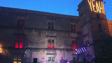 C'est beau, un château du Lubéron à la tombée de la nuit. Pas question de roupiller pour autant : les HushPuppies osent le premier stage diving et réveillent les vieilles pierres avec leur hit "You're gonna say yeah" qui n'est peut-être pas tout à fait étranger au nom que porte ce festival...
 (Laure Narlian / Culturebox)