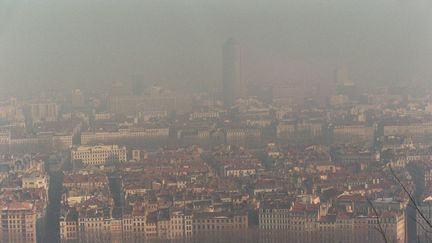 Le quartier de la Part-Dieu à Lyon sous une forte concentration de dioxyde de soufre, le14 janvier 1997. (GERARD MALIE / AFP)