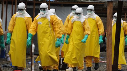 Des humanitaires MSF en tenue de protection, dans un centre de traitement d'Ebola, &agrave; Monrovia (Liberia), le 30 ao&ucirc;t 2014.&nbsp; (DOMINIQUE FAGET / AFP)