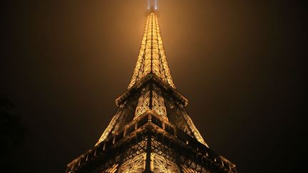 La tour Eiffel dans la brume &agrave; Paris, le 28 f&eacute;vrier 2013. (ALEXANDER KLEIN / AFP)