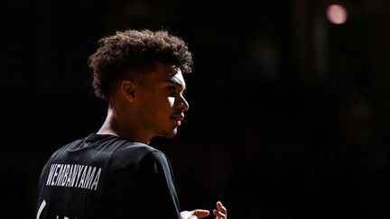 Le basketteur Victor Wambenyama, avant le match entre l'Asvel Lyon-Villeurbanne et le Zalgris Kaunas, le 1er octobre 2021. (PHILIPPE DESMAZES / AFP)