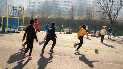 Illustration d'enfants au collège François Villon, à Paris, le 14 janvier 2022. (ALINE MORCILLO / AFP)