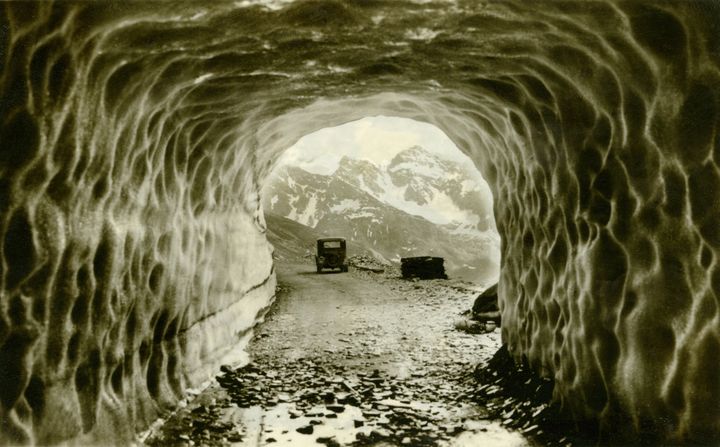 Un tunnel creusé dans la glace pour permettre l'inauguration du col par le président Albert Lebrun, en 1937. Des tunnels similaires seront nécessaires pour permettre le passage du peloton en 1963. (LEEMAGE / AFP)