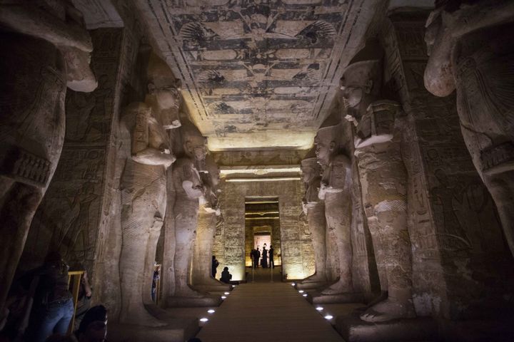 Des rayons de soleil traversent la sombre chambre du Grand Temple de Ramsès II pour illuminer la statue du pharaon. Ici le 22 février 2018. 
 (IBRAHIM RAMADAN / ANADOLU AGENCY)