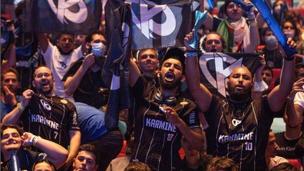 Des fans de la Karmine Corp, club esport français, réunis pour supporter leur équipe au Palais des Congrès à Paris le 26 juillet 2021. (KARMINE CORP)