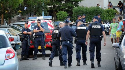 A Marseille, sur les lieux o&ugrave; un homme de 25 ans a &eacute;t&eacute; abattu d'une rafale de kalachnikov. (ANNE-CHRISTINE POUJOULAT / AFP)