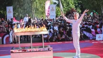 Ambiance à l'arrivée de la flamme olympique à Beauvais (Oise), portée par l'escrimeuse française Sophie Moressee Pichot. (CHARLES BURY / MAXPPP)