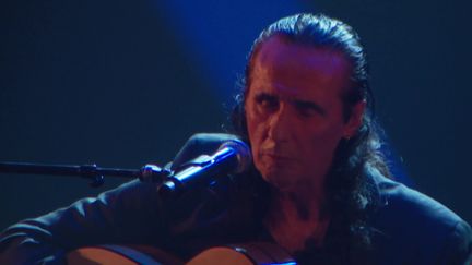 Serge Lopez sur scène avec sa guitare Flamenco (France 3 Toulouse)