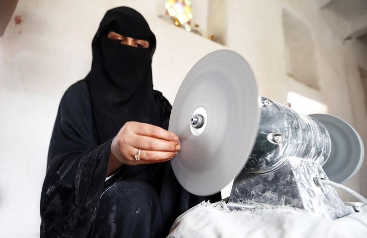 La jeune artisane Safaa al-Faqih fait briller les pierres sur la meuleuse, 2018
 (Mohammed HUWAIS / AFP)