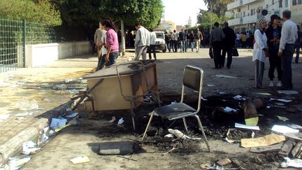 Des meubles br&ucirc;l&eacute;s lors de manifestations d'anti-islamistes contre le parti Ennahda &agrave; Sidi Bouzid (Tunisie), le 28 octobre 2011. (MOKHTAR KAHOULI / AFP)