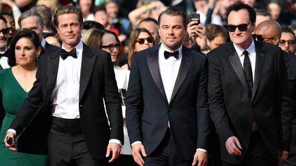 À la manière des héros de Reservoir Dogs,&nbsp;Brad Pitt, Leonardo DiCaprio et Quentin Tarantino&nbsp;défilent sur le tapis rouge pour la présentation de&nbsp;Once Upon a Time... in Hollywood. L'un des gros rendez-vous de cette 72e édition du festival de Cannes. (ALBERTO PIZZOLI / AFP)