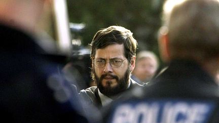 Marc Dutroux, lors de l'ouverture de son proc&egrave;s le 6 septembre 2002, &agrave; Neufchateau en Belgique. (POLLET / SIPA)