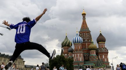 Un homme portant un maillot de de Zinédine Zidane saute sur la place Rouge, à Moscou (Russie), le 13 juillet 2018. (GABRIEL BOUYS / AFP)