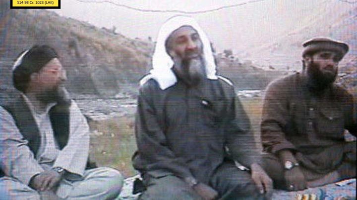 Sur cette photo non datée, Ayman al-Zawahiri (à gauche), ancien numéro 1 d'Al-Qaïda, est assis à côté d'Oussama Ben Laden, en Afghanistan.&nbsp; (AP/SIPA / AP)