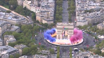 70 000 personnes ont vécu les derniers moments inoubliables de Paris 2024. La parade des champions sur les Champs-Élysées a réuni près de 300 athlètes français, acclamés par un public déchaîné. Retour sur cet épilogue intense et festif.