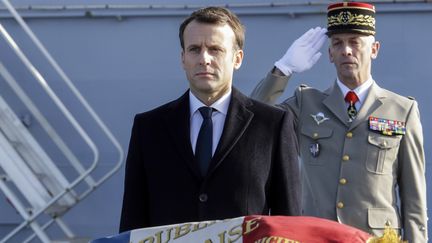 Emmanuel Macron participe à une revue des troupes, le 19 janvier 2018, à bord du navire militaire français "Dixmude", à Toulon (Var). (CLAUDE PARIS / AFP)