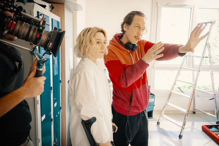 Reda Kateb et  Aloïse Sauvage sur le tournage de "Sur un fil" de Reda Kateb, sortie le 30 octobre 2024. (JEROME PREBOIS)