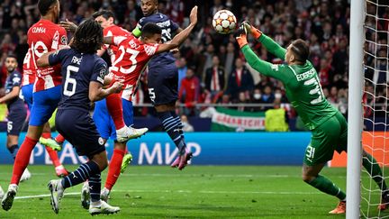 Ederson&nbsp;lors du quart de finale retour de Ligue des champions entre l'Atletico de Madrid et Manchester City, le 13 avril 2022 au Wanda Metropolitano. (PIERRE-PHILIPPE MARCOU / AFP)