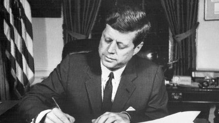 Certains des documents dévoilés remontent à 1962, avant même la mort du trente-cinquième président des Etats-Unis.
Sur cette photo, John Fitzgerald Kennedy en octobre 1962. (- / AFP FILES)