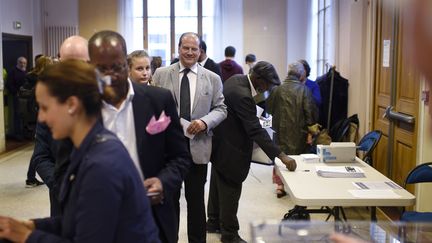 Le premier secr&eacute;taire du PS, Jean-Christophe Cambad&eacute;lis, patiente pour voter pour l'une des quatre motions soumises aux choix des militants du parti, &agrave; Paris, le 21 mai 2015. (MARTIN BUREAU / AFP)