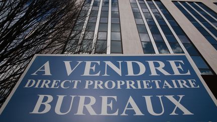 Panneau sur un immeuble où des bureaux sont à vendre. (OLIVIER BOITET / MAXPPP)