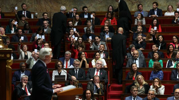 Les élus de La France insoumise brandissent leur carte d'électeur à l'Assemblée nationale, à Paris, le 1er octobre 2024. (ALAIN JOCARD / AFP)